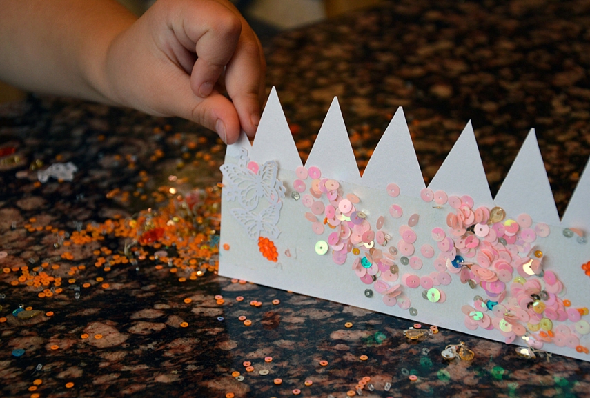 <p>Gimtadienio tema - princesės. Ruošiam karūnas</p>
