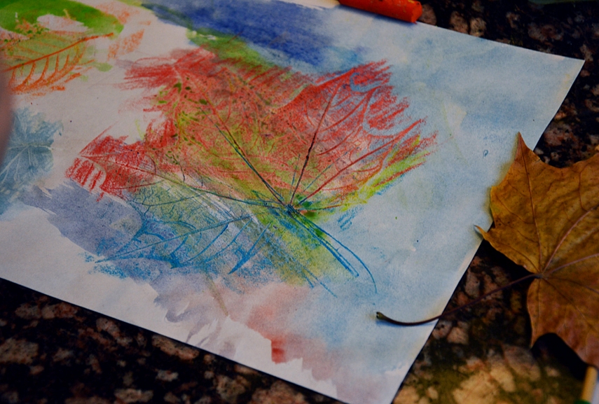 <p><em>Gerų leaf rubbings paslaptis: paprastas nestoras &quot;printerinis&quot; popierius ir geros kreidelės (mes naudojam Faber Castell)</em></p>
