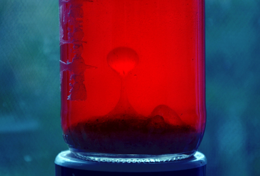 <p>Namų gamybos &quot;lava lamp&quot; (įbarstyta druska)</p>
