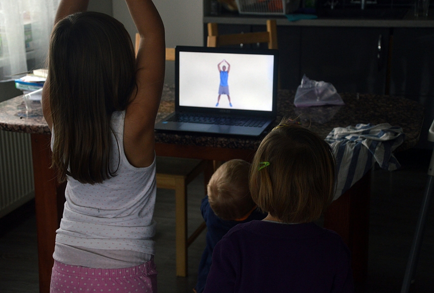 <p>Įterpiu vieną genialią mintį: vaikų mankšta youtube. Nauda dviguba: vaikai prasimankština, o mama spėja namus susitvarkyti...</p>
