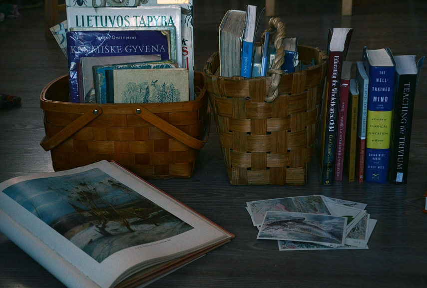 <p>Kairėje - mūsų rytinė pintinė, šalia jos - viskas, kas susiję su Biblija (čia Aurimo teritorija)</p>
