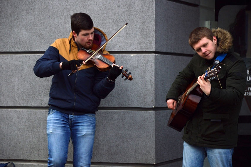 <p>Tiesa, sužavėjo gatvės muzikantų duetas.</p>
