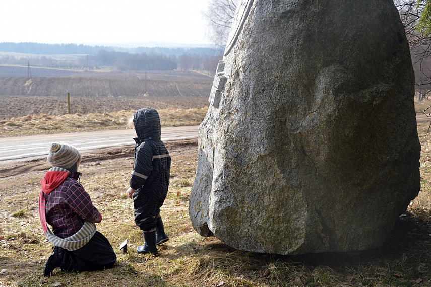 <p>Prie tako pradžios pastatytą paminklą darė senelis Juozas, todėl vaikai būtinai turi jį pačiupinėti...</p>
