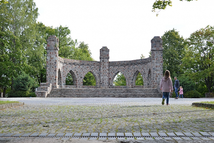 <p><em>Pomnik wojenny z 1927 roku</em></p>
