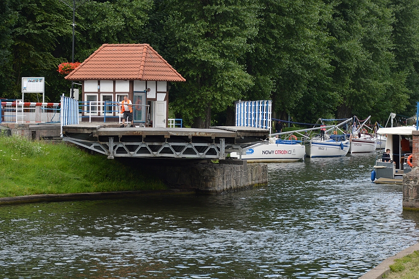 <p>Matote tą dėdę su ryškia liemenę? Štai jis yra šio tilto kapitonas..</p>
