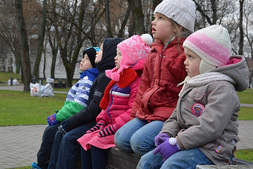 <p>Įdėmiausiai klausosi : )</p>
