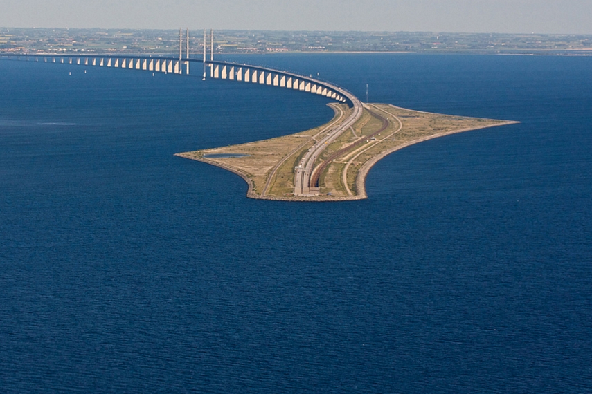 <p>Oresund tiltas, jungiantis Švediją su Danija. Tiltas driekiasi apie 8 km. Prasideda tiltu, o baigiasi tuneliu. Neįtikėtina</p>
