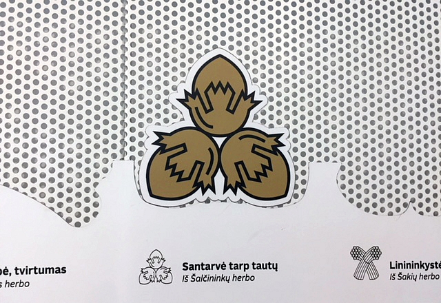 <p>Šalčininkų herbo simbolis - santarvė tarp tautų. Geografiškai simboliška.</p>
