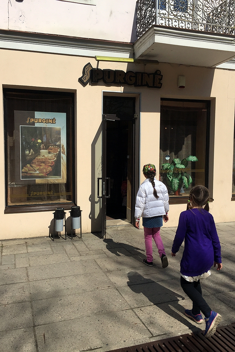 <p>Su stiliuku. Ir vitrininiai augalai, ir pavadinimas. Tiesiai į taikinį. (Kainos, tiesa, ne sovietinės, bet visa kita - nostalgija).</p>

