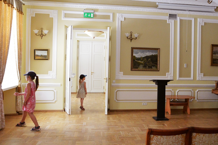 <p>Klaidžiojam po dvarą. Uostinėjam pakampes. Darbuotojas papasakojo, kad šiose salėse vyksta daugybė kultūrinių renginių, o kadaise šis dvars buvo mėgiama prez. A.Brazausko pasibuvimo vieta</p>
