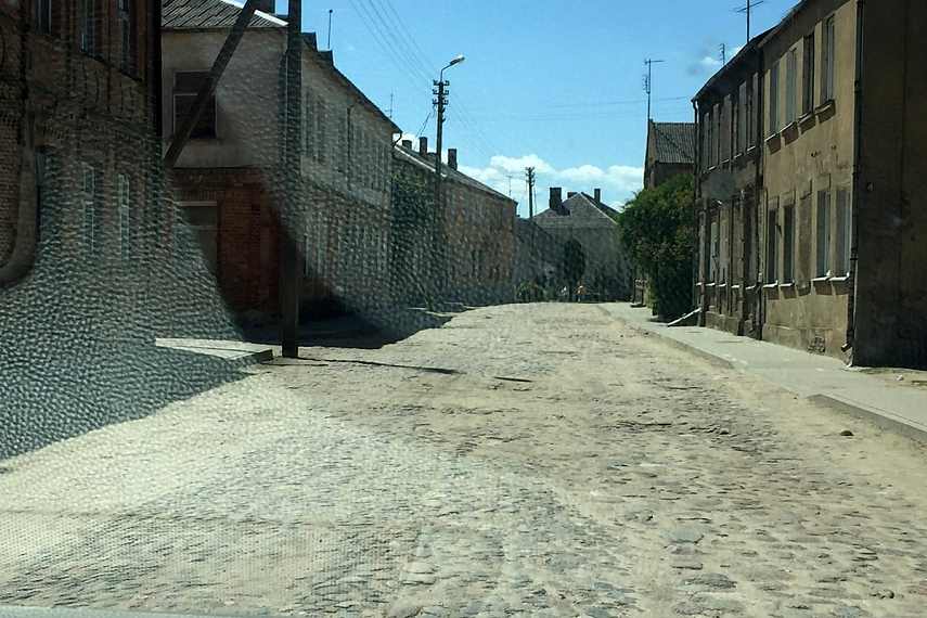 <p>O čia pro langą. Viena iš akmenimis grįstų Žagarės gatvių. Labai nesinorėjo per svilinantį karštį lipti iš mašinos, todėl gaudžiau pro langą. Nelietuviškas vaizdelis.</p>
